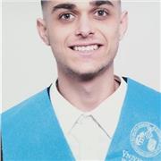 Profesor novedoso licenciado dirigido a alumnos de educación primaria.